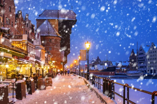 Dźwig Zabytkowego Starego Miasta Gdańsku Mroźnych Zimowych Nocy Padającego Śniegu — Zdjęcie stockowe