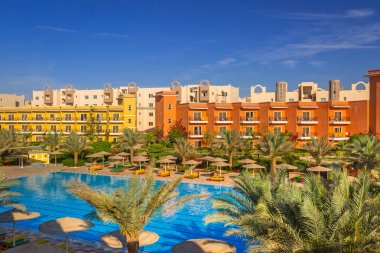 Hurghada, Mısır - 11 Nisan 2013: Hurghada içinde üç köşe Sunny Beach resort tropikal. Üç köşe olduğunu Belçika şirketi ile Mısır'daki kızıl denizde 11 otel ve bir Budapeşte, Macaristan.
