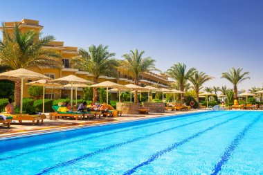 Hurghada, Mısır - 12 Nisan 2013: Hurghada içinde üç köşe Sunny Beach resort tropikal. Üç köşe olduğunu Belçika şirketi ile Mısır'daki kızıl denizde 11 otel ve bir Budapeşte, Macaristan.