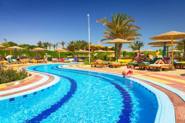 Hurghada, Mısır - 12 Nisan 2013: Hurghada içinde üç köşe Sunny Beach resort tropikal. Üç köşe olduğunu Belçika şirketi ile Mısır'daki kızıl denizde 11 otel ve bir Budapeşte, Macaristan.