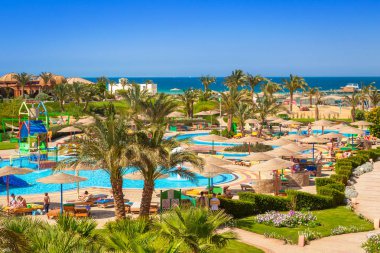 Hurghada, Mısır - 13 Nisan 2013: Hurghada içinde üç köşe Sunny Beach resort tropikal. Üç köşe olduğunu Belçika şirketi ile Mısır'daki kızıl denizde 11 otel ve bir Budapeşte, Macaristan.