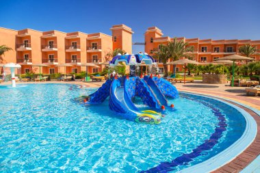 Hurghada, Mısır - 13 Nisan 2013: Hurghada içinde üç köşe Sunny Beach resort tropikal. Üç köşe olduğunu Belçika şirketi ile Mısır'daki kızıl denizde 11 otel ve bir Budapeşte, Macaristan.