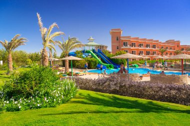 Hurghada, Mısır - 13 Nisan 2013: Hurghada içinde üç köşe Sunny Beach resort tropikal. Üç köşe olduğunu Belçika şirketi ile Mısır'daki kızıl denizde 11 otel ve bir Budapeşte, Macaristan.