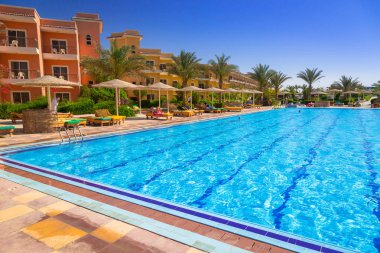 Hurghada, Mısır - 13 Nisan 2013: Hurghada içinde üç köşe Sunny Beach resort tropikal. Üç köşe olduğunu Belçika şirketi ile Mısır'daki kızıl denizde 11 otel ve bir Budapeşte, Macaristan.