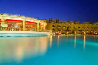 Hurghada, Mısır - 13 Nisan 2013: Tropikal gece karanlığında Hurghada içinde üç köşe Sunny Beach resort. Üç köşe olduğunu Belçika şirketi ile Mısır'daki kızıl denizde 11 otel ve bir Budapeşte, Macaristan.