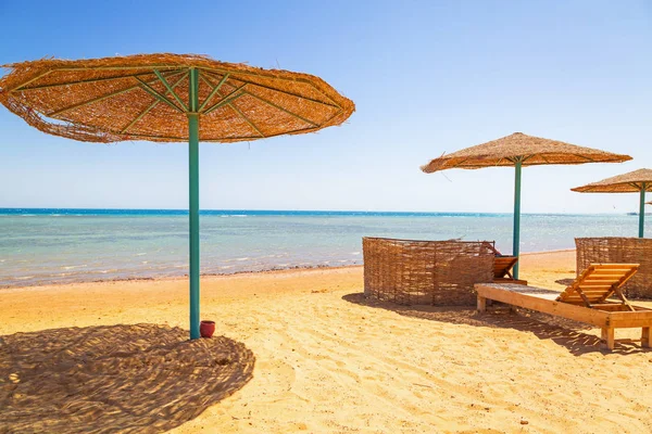 Ομπρέλες Στην Παραλία Της Ερυθράς Θάλασσας Χουργκάντα Αίγυπτος — Φωτογραφία Αρχείου