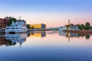 Gdansk, Polonya - 21 Haziran 2017: Gdansk ve podyum üzerinde Motlawa Nehri gün batımında, Polonya eski şehirde. Gdansk Lehçe Pomerania tarihsel başkentidir.