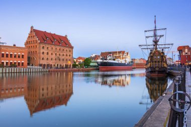 Gdansk, Polonya - 21 Haziran 2017: Gdansk eski şehirde Motlawa nehir alacakaranlıkta, Polonya. Gdansk Lehçe Pomerania tarihsel başkentidir.