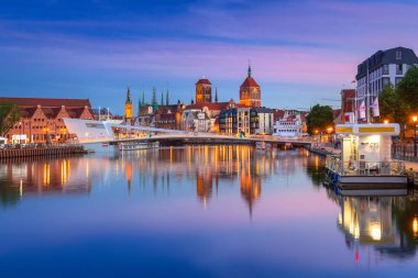 Gdansk, Polonya - 21 Haziran 2017: Gdansk ve podyum üzerinde Motlawa Nehri gün batımında, Polonya eski şehirde. Gdansk Lehçe Pomerania tarihsel başkentidir.
