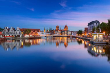 Gdansk, Polonya - 21 Haziran 2017: Gdansk ve podyum üzerinde Motlawa Nehri gün batımında, Polonya eski şehirde. Gdansk Lehçe Pomerania tarihsel başkentidir.