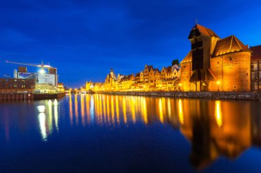 Gdansk, Polonya - 21 Haziran 2017: Motlawa nehir gece, Polonya eski şehirde Gdansk, mimarisi. Gdansk Lehçe Pomerania tarihsel başkentidir.