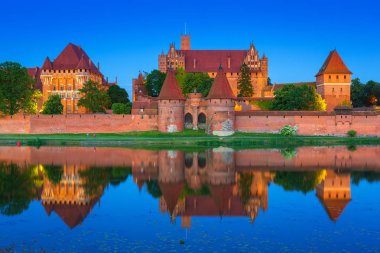 Alacakaranlıkta, Polonya Germen düzenin Malbork Castle