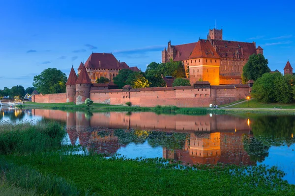 Castello di Malbork dell'Ordine Teutonico al crepuscolo, Polonia — Foto Stock