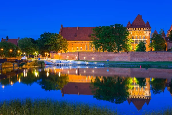 Gece Polonya Germen Düzenin Malbork Castle — Stok fotoğraf