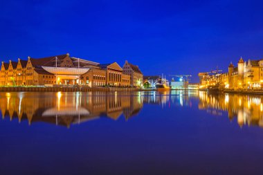 Motlawa Nehri alacakaranlıkta, Polonya eski şehirde Gdansk mimarisi