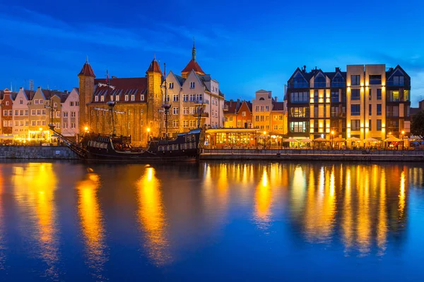 Arkitekturen Den Gamla Staden Gdansk Vid Motlawa Floden Skymningen Polen — Stockfoto