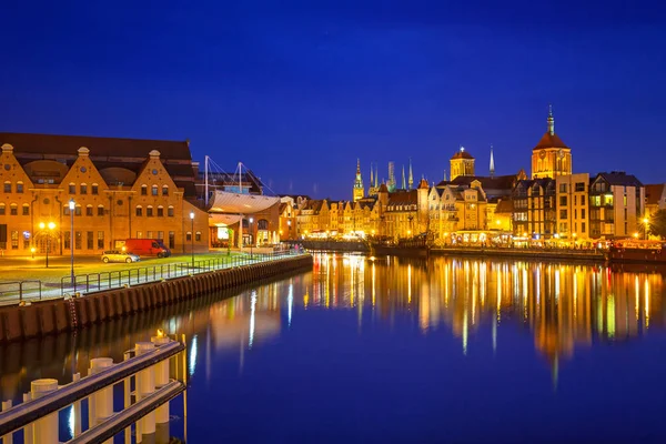 Arkitekturen Den Gamla Staden Gdansk Vid Motlawa Floden Skymningen Polen — Stockfoto
