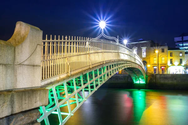 Дублін Ірландія Лютий 2012 Хапенні Міст Дубліні Нічний Час Ірландія — стокове фото