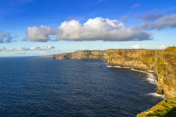 晴れた日に 株式会社クレアでアイルランドのモハーの断崖 — ストック写真