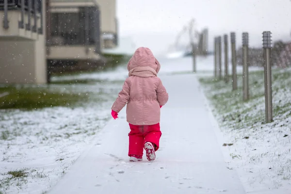 Очаровательная Девушка Зимней Куртке Бегает Снегу — стоковое фото