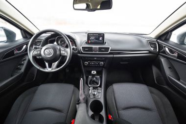 Polonya - 11 Şubat 2018: Mazda 3 kış zamanında yakalanan siyah iç. Mazda 3 Japonya'da Mazda Motor Corporation tarafından üretilen bir popüler kompakt arabadır.