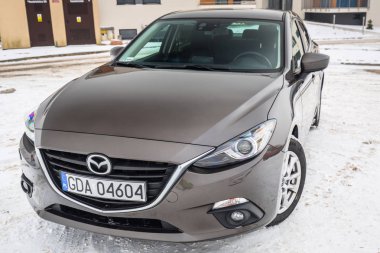 Polonya - 11 Şubat 2018: Kompakt araç Mazda 3 kış döneminde ele geçirdi. Mazda 3 Japonya'da Mazda Motor Corporation tarafından üretilen bir popüler kompakt arabadır.