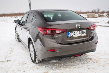 Polonya - 11 Şubat 2018: Kompakt araç Mazda 3 kış döneminde ele geçirdi. Mazda 3 Japonya'da Mazda Motor Corporation tarafından üretilen bir popüler kompakt arabadır.