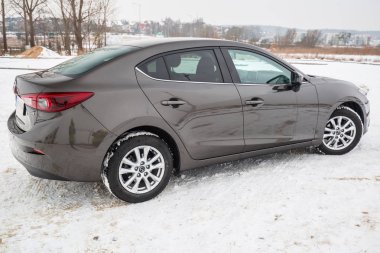 Polonya - 11 Şubat 2018: Kompakt araç Mazda 3 kış döneminde ele geçirdi. Mazda 3 Japonya'da Mazda Motor Corporation tarafından üretilen bir popüler kompakt arabadır.