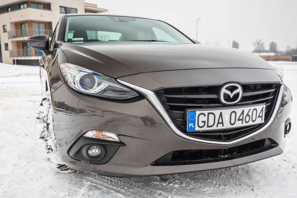 Polska Lutego 2018 Kompaktowy Samochód Mazda Zdobyty Zimą Mazda Jest — Zdjęcie stockowe