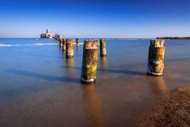 Ahşap dalgakıranlar satırında Polonya Baltık Denizi donmuş