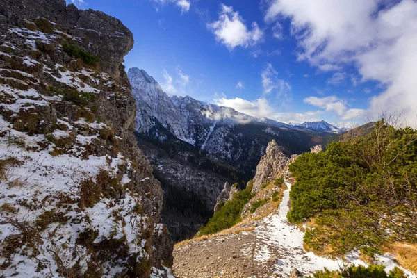 波兰冬季 Tatra 山萨尼亚斯卡拉城峰 — 图库照片