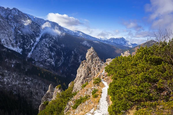 波兰冬季 Tatra 山萨尼亚斯卡拉城峰 — 图库照片