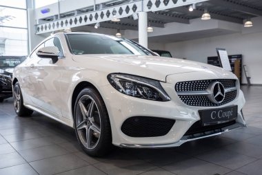 Gdansk, Polonya - 13 Şubat 2018: Yeni Mercedes E cabrio araba showroom Gdansk, Polonya. Mercedes-Benz Stuttgart'ta bulunan Alman lüks otomobil üreticisi olduğunu.