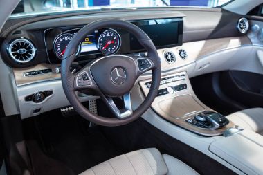 Gdansk, Polonya - 13 Şubat 2018: Yeni Mercedes E cabrio araba showroom Gdansk, Polonya'nın iç. Mercedes-Benz Stuttgart'ta bulunan Alman lüks otomobil üreticisi olduğunu.
