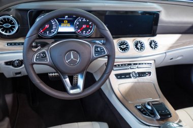 Gdansk, Polonya - 13 Şubat 2018: Yeni Mercedes E cabrio araba showroom Gdansk, Polonya'nın iç. Mercedes-Benz Stuttgart'ta bulunan Alman lüks otomobil üreticisi olduğunu.