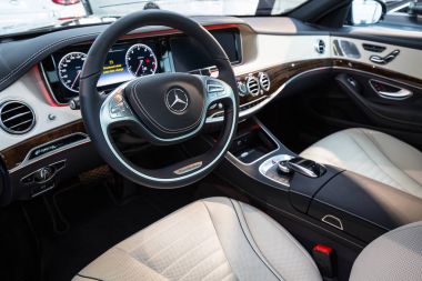 Gdansk, Polonya - 13 Şubat 2018: Yeni Mercedes S class araba showroom Gdansk, Polonya'nın lüks iç. Mercedes-Benz Stuttgart'ta bulunan Alman lüks otomobil üreticisi olduğunu.