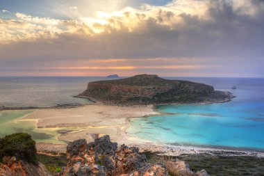 Günbatımı üzerinde güzel Balos plaj Crete, Yunanistan