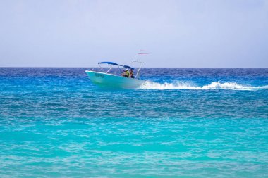 Playa Del Carmen, Meksika - 13 Temmuz 2011: Sürat teknesi Karayip Denizi, Meksika kimliği belirsiz kişi. Playa del Carmen alan en güzel plajları ile çok popüler turistik yer.