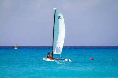 Playa Del Carmen, Meksika - 13 Temmuz 2011: Katamaran Karayip Denizi, Meksika kimliği belirsiz kişi. Playa del Carmen alan en güzel plajları ile çok popüler turistik yer.