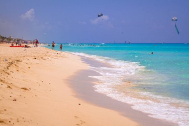 Playa Del Carmen, Meksika - 13 Temmuz 2011: Playacar beach Karayip Denizi, Meksika kimliği belirsiz turist. Bu tesisi alanı en güzel plajları ile popüler yer.