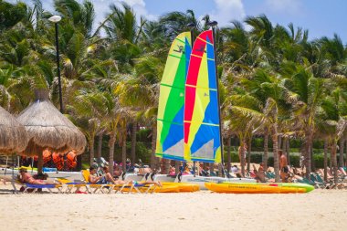 Playa Del Carmen, Meksika - 11 Temmuz 2011: Renkli yelkenli katamaran Playacar beach Karayip Denizi, Meksika üzerinde. Bu tesisi alanı en güzel plajları ile popüler yer.