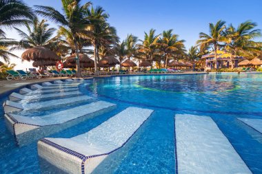 Playa Del Carmen, Meksika - 11 Temmuz 2011: Yüzme Havuzu Riu Yucatan Hotel Playa del Carmen, Meksika Resort. Riu oteller ve tatil köyleri 100'den fazla otel 19 ülkede bulunmaktadır..