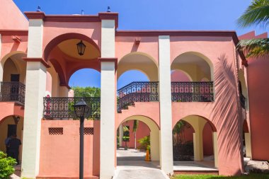 Playa Del Carmen, Meksika - 14 Temmuz 2011: Resort Riu tekila Hotel Playa del Carmen, Meksika architecturel. Riu oteller ve tatil köyleri 100'den fazla otel 19 ülkede bulunmaktadır..