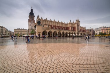 Krakow, Polonya - 28 Haziran 2013: Krakow, Polonya eski şehrin ana Meydanı. Krakow ikinci büyük ve Polonya'nın en eski şehirlerinden biridir.