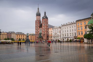 Krakow, Polonya - 28 Haziran 2013: Krakow, Polonya eski şehrin ana Meydanı. Krakow ikinci büyük ve Polonya'nın en eski şehirlerinden biridir.