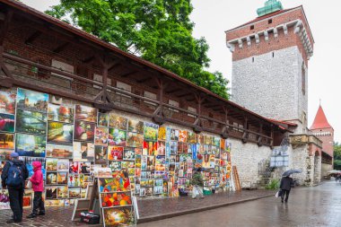 Krakow, Polonya - 28 Haziran 2013: yağlı boya Galeri Krakow tarihi kent, Polonya şehir surları üzerinde. Bu ünlü sokak Galeri St. Florian kapısında, odak noktası Krakow şehir surları üzerinde yer almaktadır.