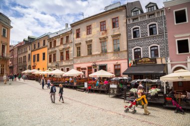 Lublin, Polonya - 13 Temmuz 2013: Lublin, Polonya'nın şehir merkezinde tarihi kent. Lublin en büyük Polonya tarihi mimarisi ve Kraliyet Kalesi Vistula Nehri'nin doğusunda şehridir.