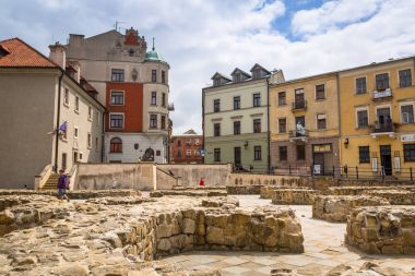Lublin, Polonya - 13 Temmuz 2013: Lublin, Polonya'nın şehir merkezinde tarihi kent. Lublin en büyük Polonya tarihi mimarisi ve Kraliyet Kalesi Vistula Nehri'nin doğusunda şehridir.