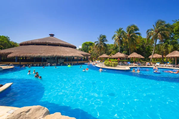 PLAYA DEL CARMEN, MÉXICO - 14 de julho de 2011: Paisagem de luxo nadando — Fotografia de Stock