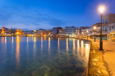 Chania, Yunanistan - 5 Nisan 2017: Eski Venedik liman Hanya Girit, Yunanistan. Hanya Girit ikinci büyük kenti ve Chania bölgesel birimi başkentidir.